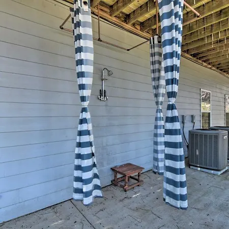 Family-Friendly Lake Lanier Escape On 2 And Acres!